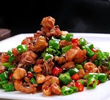 Stir-Fried Chicken Rice in Wooden Bucket