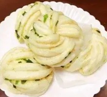 Flower-shaped steamed bun