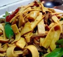 Stir-fried Pork Shreds with Tofu Skin in Wooden Bucket Rice
