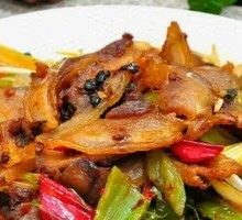 Stir-fried Pork with Rice in Wooden Bucket