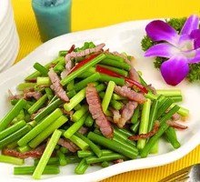 Bamboo Steamed Rice with Garlic Shoots and Preserved Pork