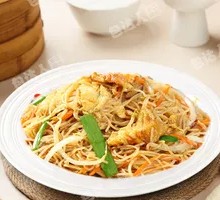 Egg and Pork Stir-Fried Rice Noodles