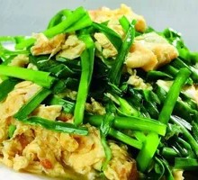 Stir-fried eggs with chives