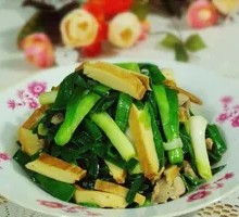 Garlic Pork Noodles in Wooden Bucket