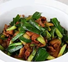 Stir-Fried Pork Shreds with Garlic Chives