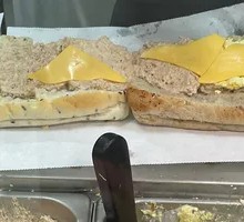 Aromatic Tuna Deluxe Sandwich