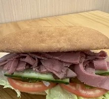 香烤黑椒牛肉三明治