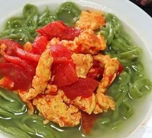 Spinach Noodles with Tomato and Egg
