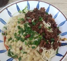 Dry-Mixed Pea and Meat Sauce Noodles