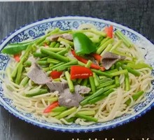 蒜苔炒肉盖浇面