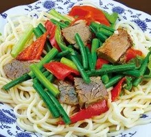 蒜苔炒肉盖浇面