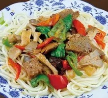 蘑菇炒肉盖浇面