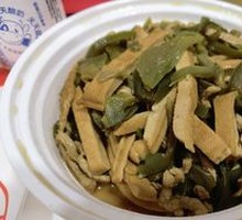Green Pepper and Tofu Skin with Pork Strips