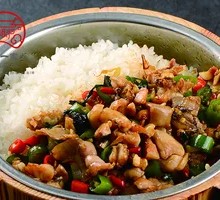 Stir-fried Yellow Beef with Rice in Wooden Bucket