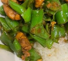 Green Pepper Stir-fried Chicken with Rice
