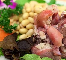Braised Pig Trotter with Soybeans in Hot Pot