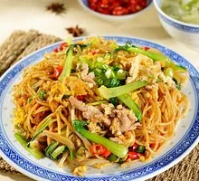 Egg and Pork Stir-Fried Rice Noodles