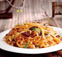 Stir-fried Rice Noodles with Egg and Shredded Pork