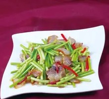 Braised Pork with Celery and Tofu Skin