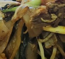 Beef, Vegetable, and Egg Stir-Fried Rice Noodles