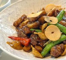 Stir-Fried Beef Cubes with Mushrooms and Crispy Garlic