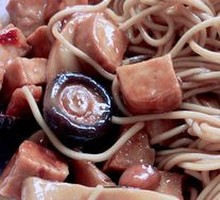 Double Mushroom Gluten Noodles with Spicy Sauce