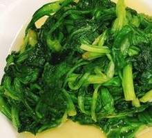 Stir-Fried Garlic Chrysanthemum Greens