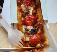 Slow-Cooked Tomato Beef Cheese Flatbread
