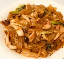 Stir-Fried Rice Noodles with Seafood