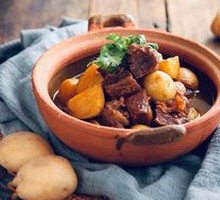 Braised Beef Brisket with Small Potatoes