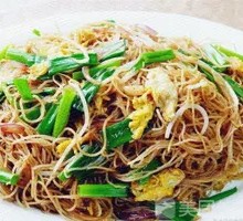 Egg and Pork Stir-Fried Rice Noodles