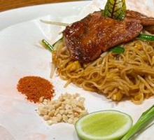 Thai Stir-Fried Rice Noodles with Fresh Shrimp