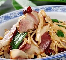Crispy Bamboo Shoots with Preserved Pork in Wooden Bucket Rice