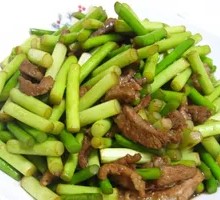 Stir-fried Beef with Garlic Shoots over Rice