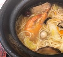 Three Delicacies Pot Noodles