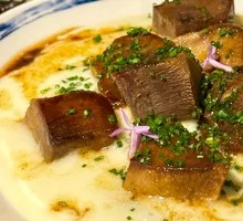 Slow-Cooked Beef Tongue with Mashed Potatoes