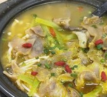 Golden Soup Beef in Clay Pot