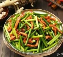 Garlic Shoots with Shredded Pork