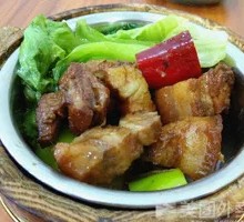 Preserved Vegetable Braised Pork in Wooden Bucket Rice