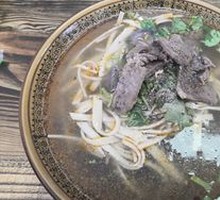 Flower-shaped Beef Noodle Soup