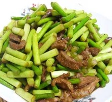 Stir-fried Beef with Garlic Shoots over Rice