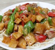 土豆烧牛肉盖浇面