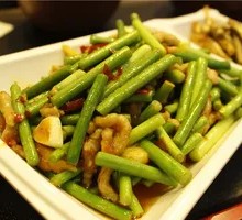 Garlic Shoots and Pork Rice in Wooden Bucket
