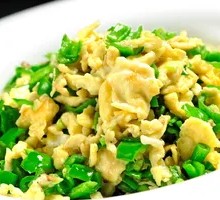 Stir-fried Tofu with Green Pepper in Bamboo Steam Basket Rice