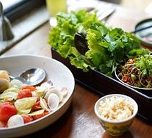 Fragrant Stir-fried Beef with Rice Crackers and Lettuce