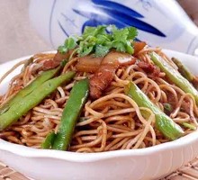 Stir-Fried Pork with Green Pepper over Noodles