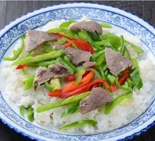 青椒炒牛肉盖浇饭