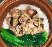 Braised Chicken with Mushrooms in Clay Pot Rice