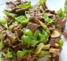 Green and Red Pepper Stir-Fried Beef