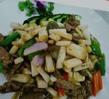 Stir-Fried Beef with Lotus Root Tips